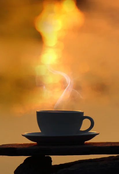 Mattina tazza di caffè su tavola di legno con sfondo bokeh — Foto Stock