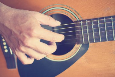 gitarist gitar çalıyor.