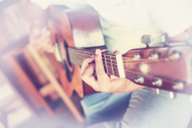 gitarist gitar çalıyor.