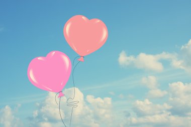 Balonlar kalp şeklinde.