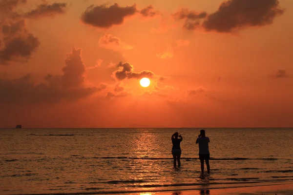 Älskare på stranden sunset — Stockfoto