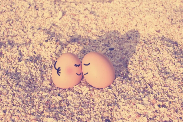 Feliz amante huevos en la playa — Foto de Stock