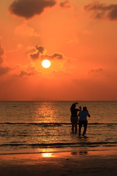 Amante na praia por do sol — Fotografia de Stock