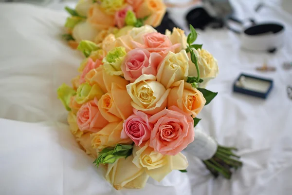 Bridal bouquet with roses — Stock Photo, Image