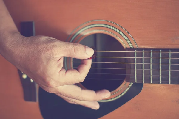 Guitarist plays guitar — Stock Photo, Image