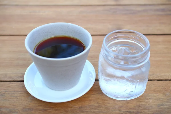 Kávu pít studenou vodou — Stock fotografie