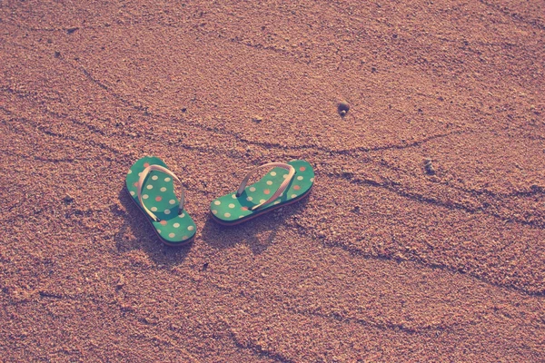 Färgglada flip flops på sand — Stockfoto