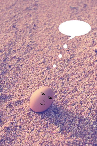 Happy egg on beach with bubble talk — Stock Photo, Image