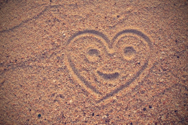 Forma de corazón dibujado sobre arena — Foto de Stock