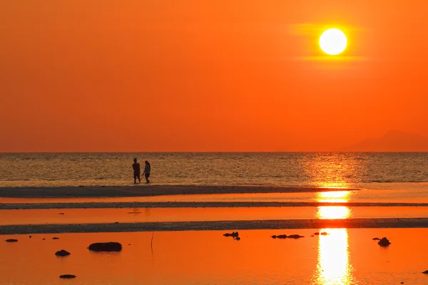 Los amantes de la playa puesta de sol — Foto de Stock