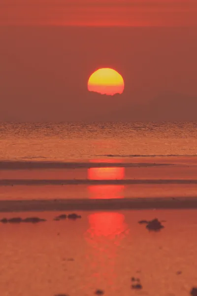 Coucher de soleil rouge sur la mer — Photo