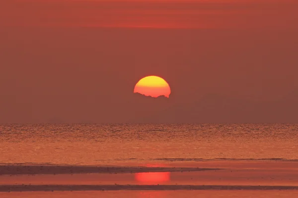 Puesta de sol roja sobre el mar — Foto de Stock