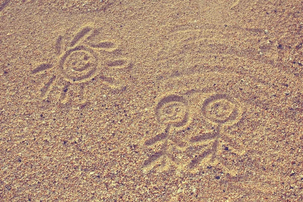 Lachende zon getekend op strand — Stockfoto