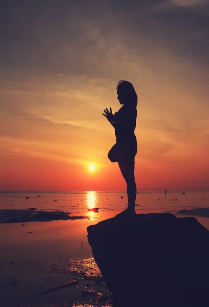 Silhouette yoga flicka vid stranden — Stockfoto