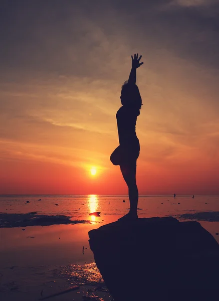 Silueta yoga chica por playa — Foto de Stock