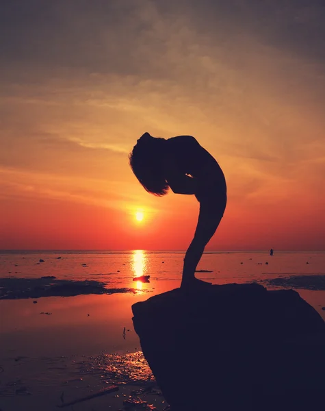 Silueta yoga chica por playa — Foto de Stock