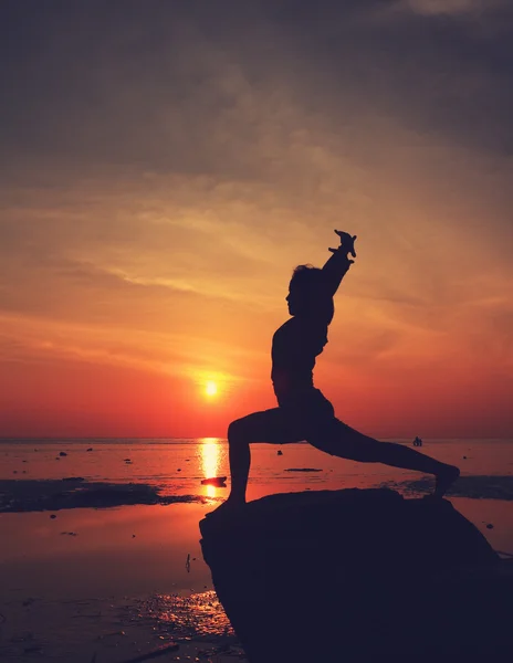 Silueta yoga chica por playa — Foto de Stock