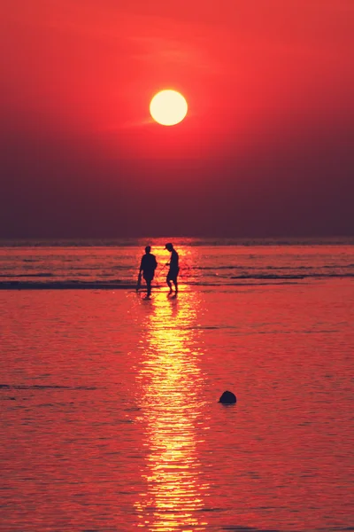 Coucher de soleil rouge sur la plage — Photo