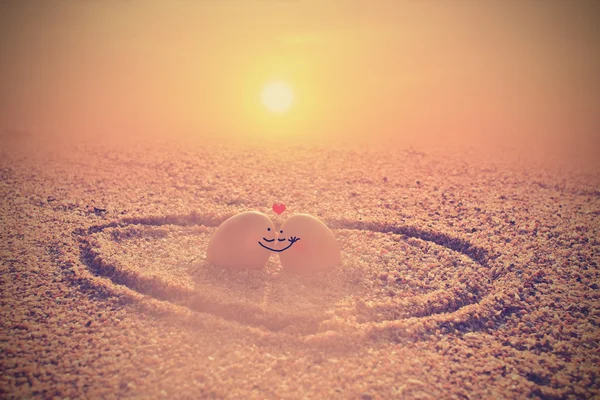 Szczęśliwego kochanka jaj na plaży — Stockfoto