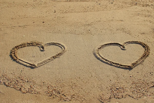 Coeurs en forme dessinés sur sable — Photo