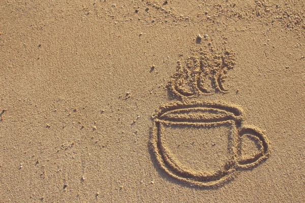 Kaffeetasse auf Sand gezeichnet — Stockfoto