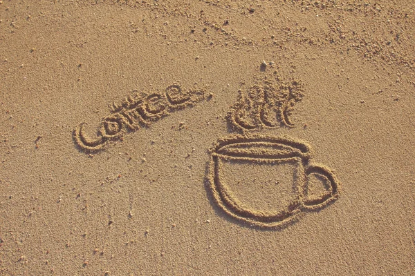 Copo de café desenhado na areia — Fotografia de Stock