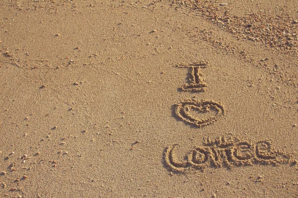 Amor café dibujado en la arena — Foto de Stock