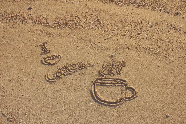 Amor xícara de café desenhado na areia — Fotografia de Stock