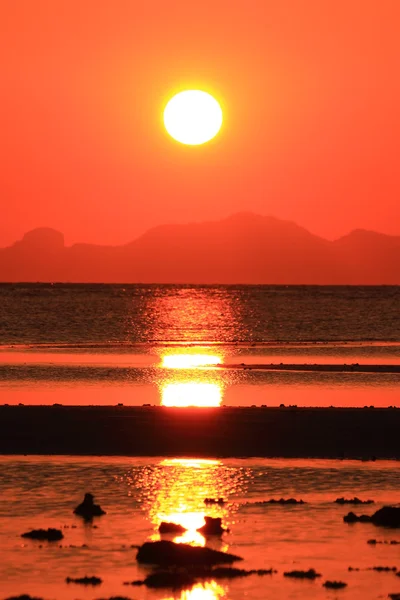 Pôr do sol vermelho sobre o mar tropical — Fotografia de Stock