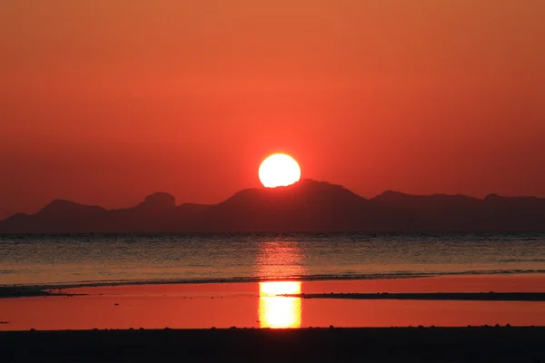 Pôr do sol vermelho sobre o mar tropical — Fotografia de Stock