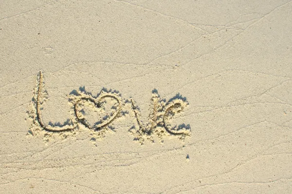 Testo d'amore scritto sulla sabbia della spiaggia — Foto Stock