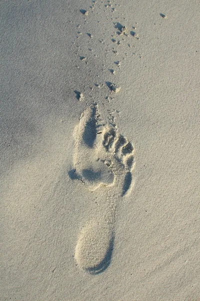 Voetafdruk op witte strand zand — Stockfoto