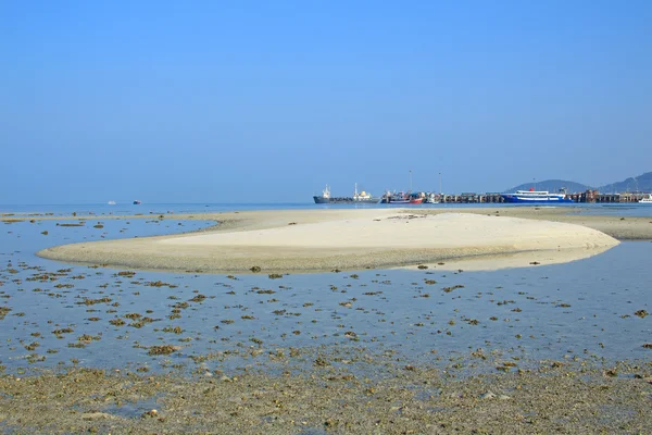 沙滩上的沙子与蔚蓝的大海 — 图库照片