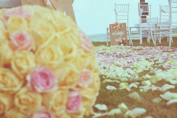 Bukiet róż zorganizować dekoracji ślubnych — Zdjęcie stockowe