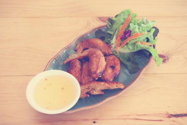 Çanak üzerinde kızarmış kanat tavuk