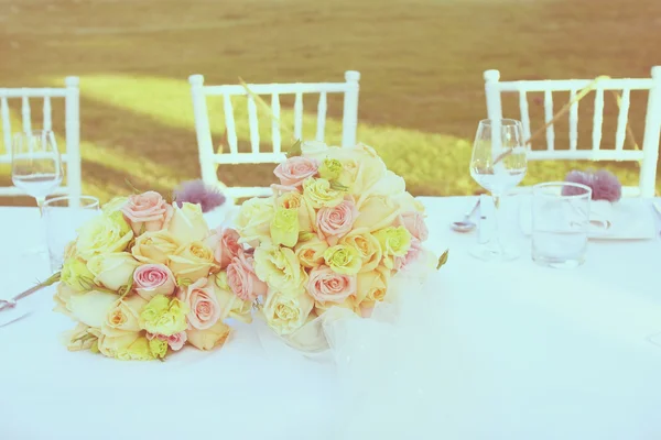 Roses bouquet arrange for wedding decoration — Stock Photo, Image