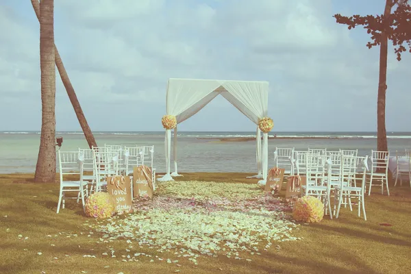 Arc de mariage sur la plage — Photo