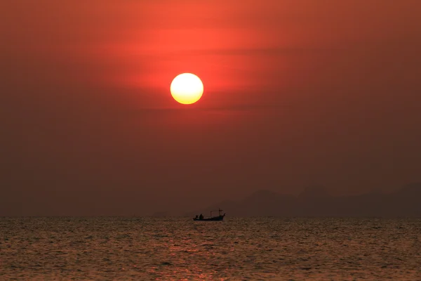 Barco de cauda longa ao pôr do sol — Fotografia de Stock