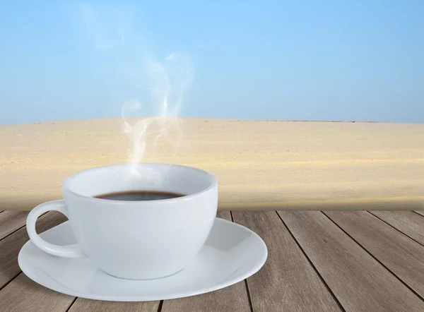 Kaffeetasse auf Holzplatte — Stockfoto