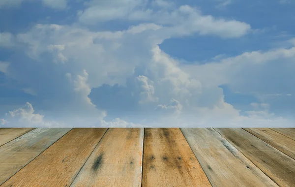 Holzboden und blauer Himmel — Stockfoto