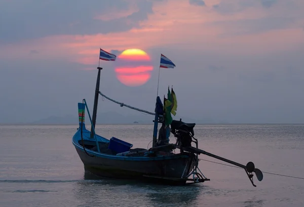 Pôr do sol e céu com barco de pesca — Fotografia de Stock