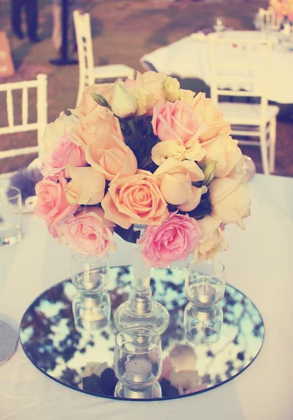 Rose disposizione floreale per la tavola nuziale — Foto Stock