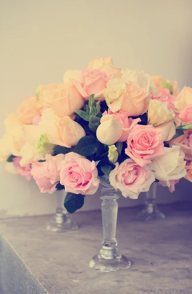 Arranjo de flores de rosa para mesa de casamento — Fotografia de Stock