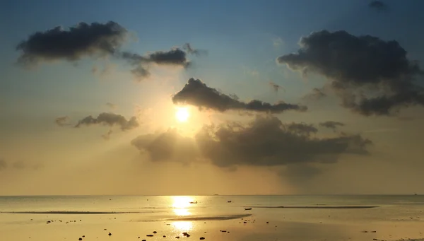 热带落日的天空和大海 — 图库照片