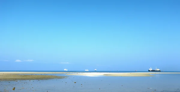Bílá pláž písek s jasně modrým mořem a oblohou — Stock fotografie
