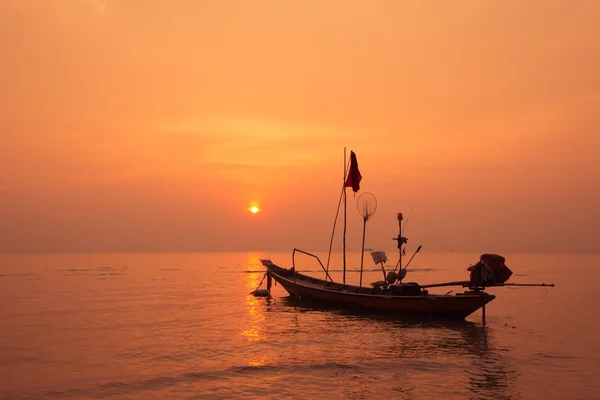 Закат с рыболовной лодкой — стоковое фото