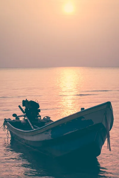 Puesta de sol con barco de pesca — Foto de Stock