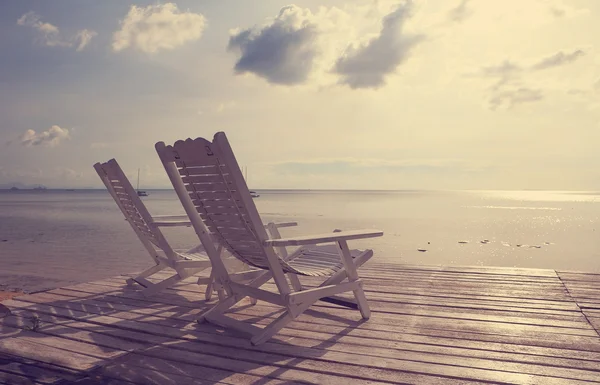 Trä beach ordförande inför marinmålning — Stockfoto