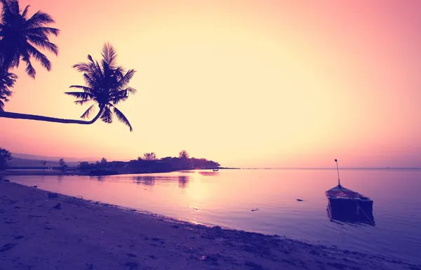 Small boat at sunset — Stock Photo, Image