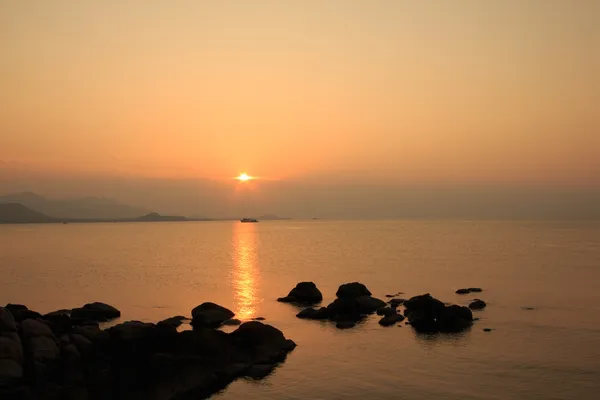 Rock rannalla auringonlaskun kanssa — kuvapankkivalokuva